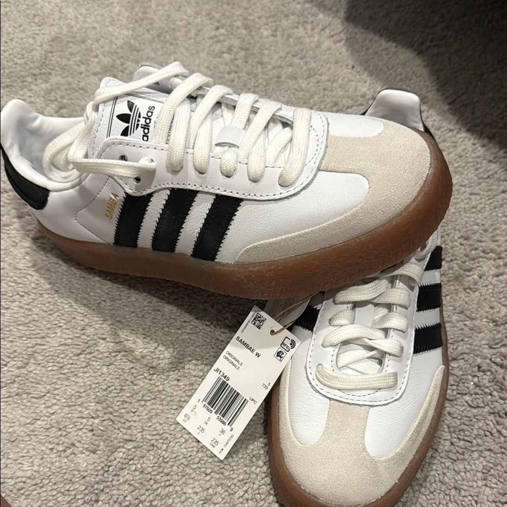NWT no box adidas White Black Sneakers with Gum Sole platform*offers welcome*